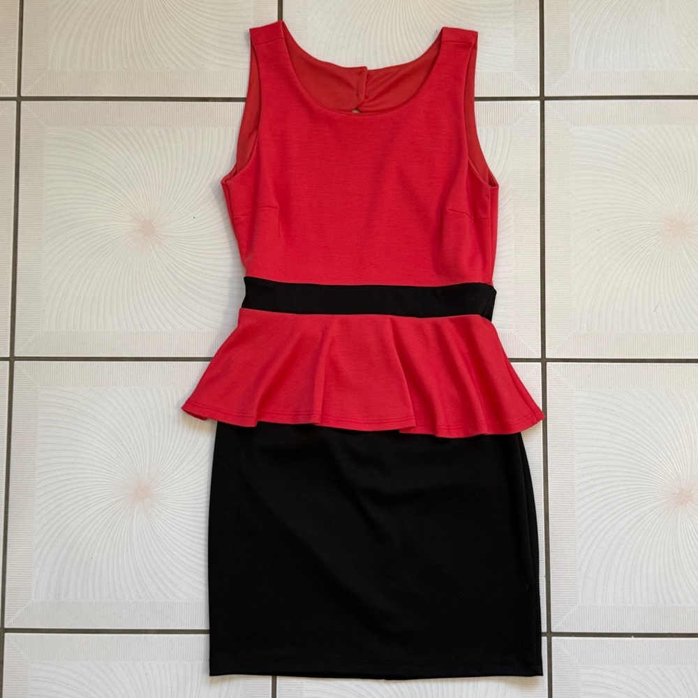 Mystic size small pink peplum dress